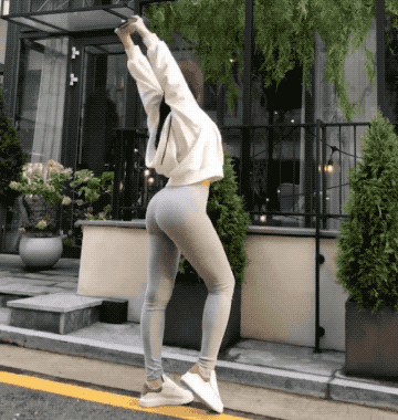 污污美女GIF动态图片:这瑜伽姿势真好!